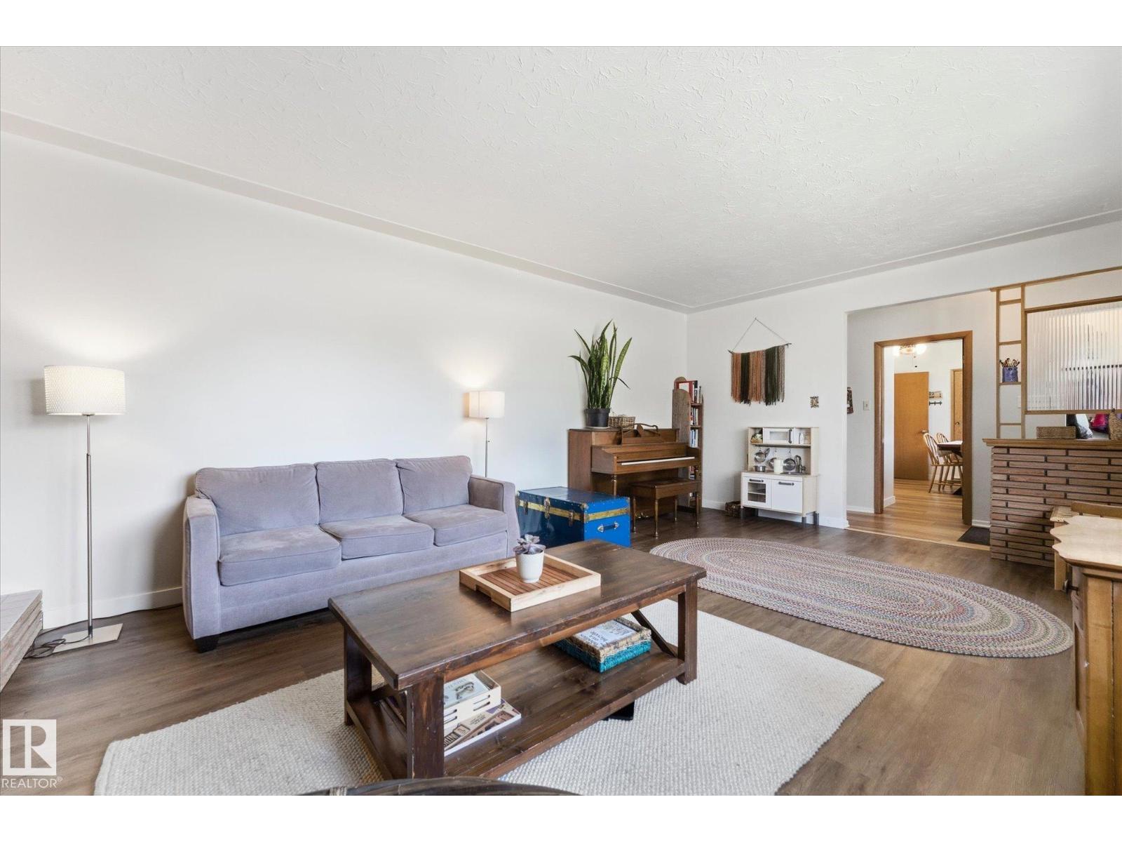 5703 119 AV NW - 10