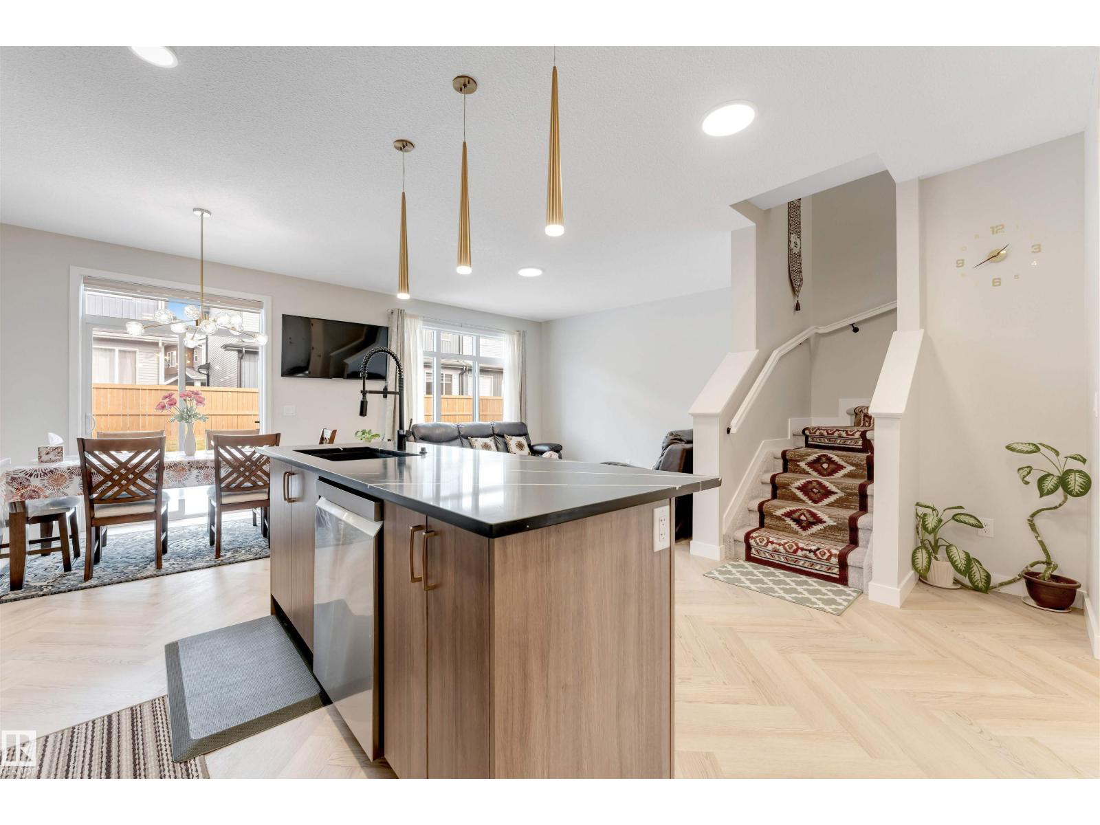 6404 27 AV SW - 15