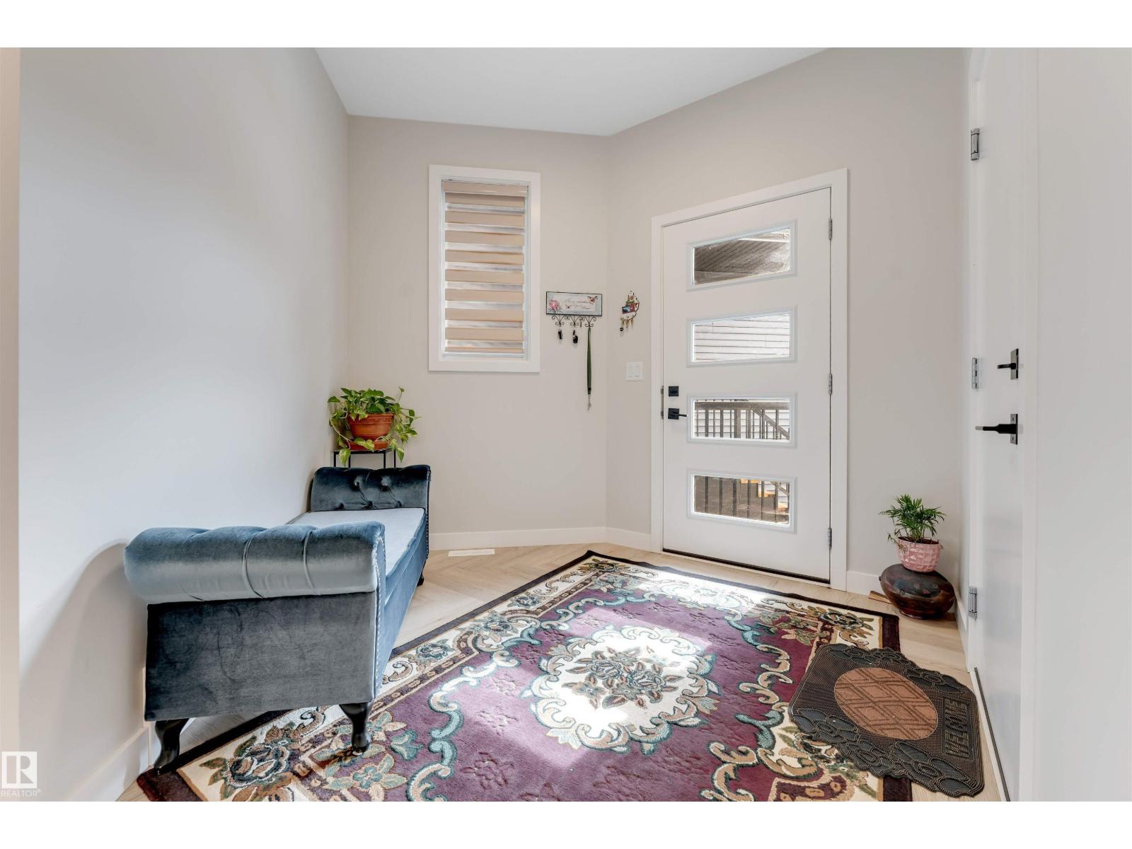 6404 27 AV SW - 5