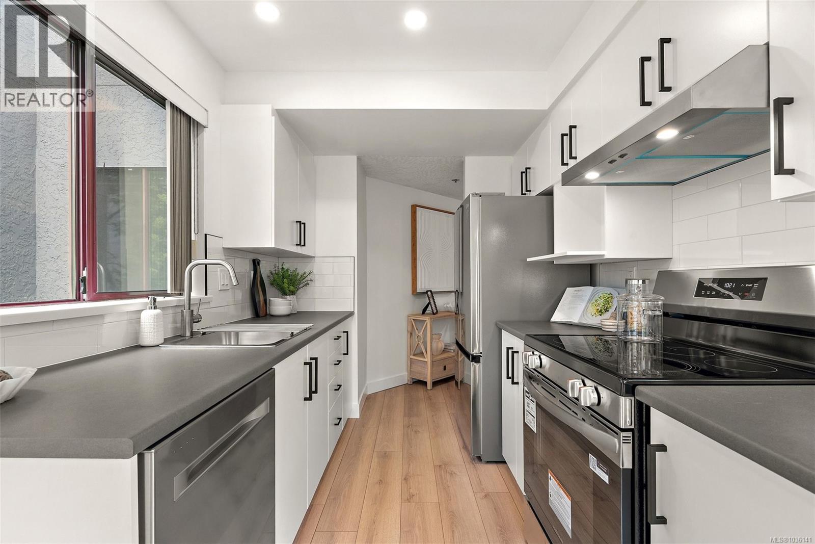 #205 520 Dunedin St - 9