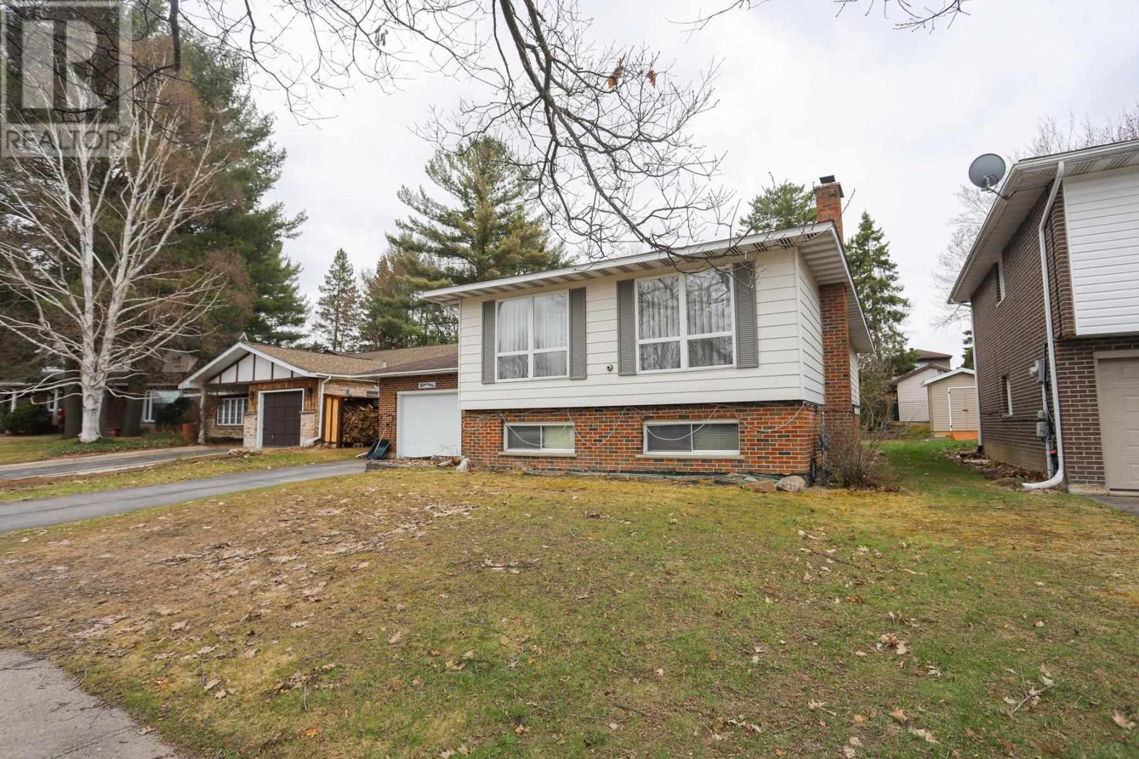 19 Country Club PL, Sault Ste. Marie, Ontario, P6A5Z8 — Photo 2