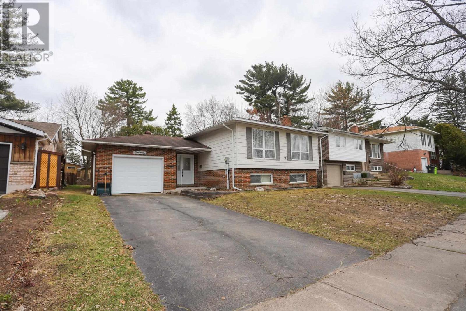 19 Country Club PL, Sault Ste. Marie, Ontario, P6A5Z8 — Photo 3