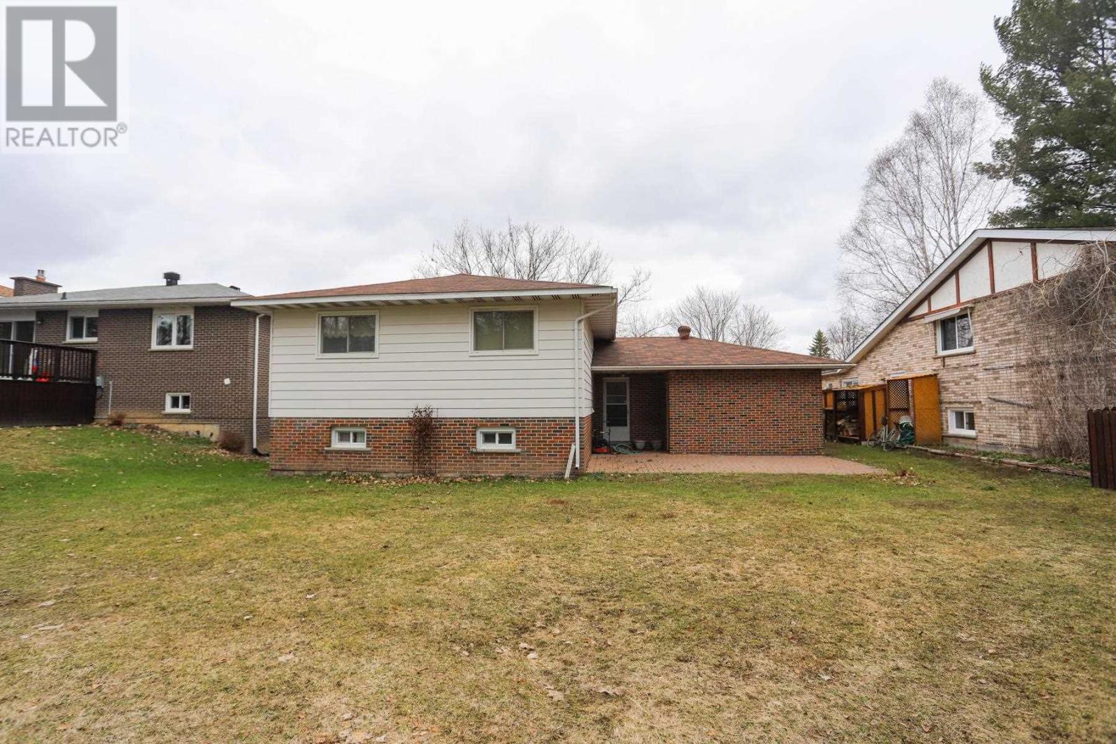 19 Country Club PL, Sault Ste. Marie, Ontario, P6A5Z8 — Photo 5
