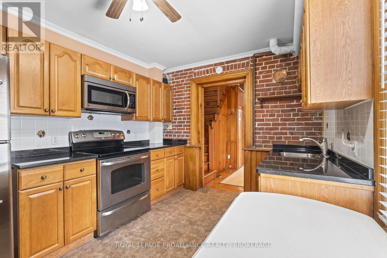 270 WELLINGTON STREET - 12