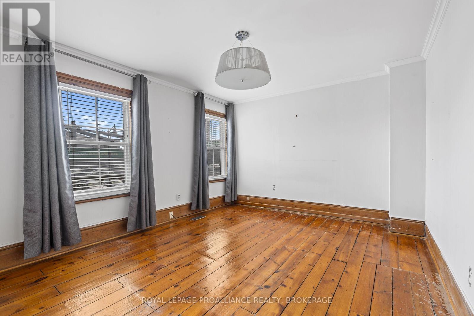 270 WELLINGTON STREET - 16