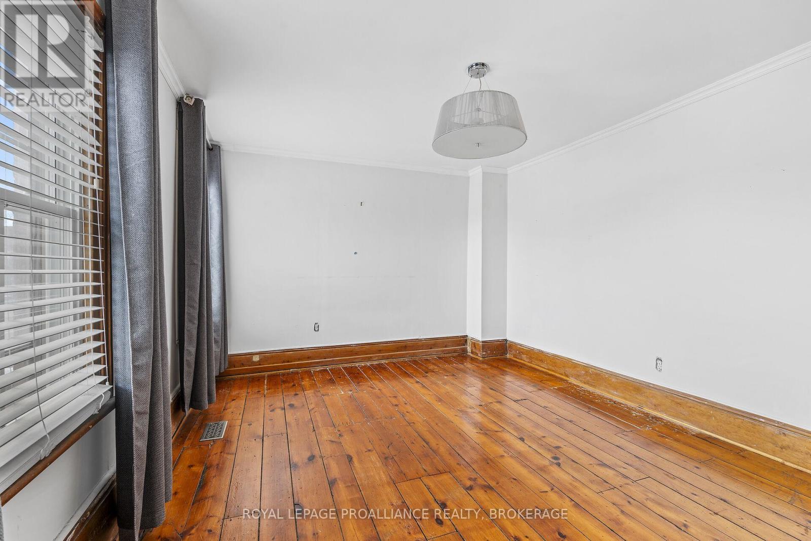 270 WELLINGTON STREET - 17