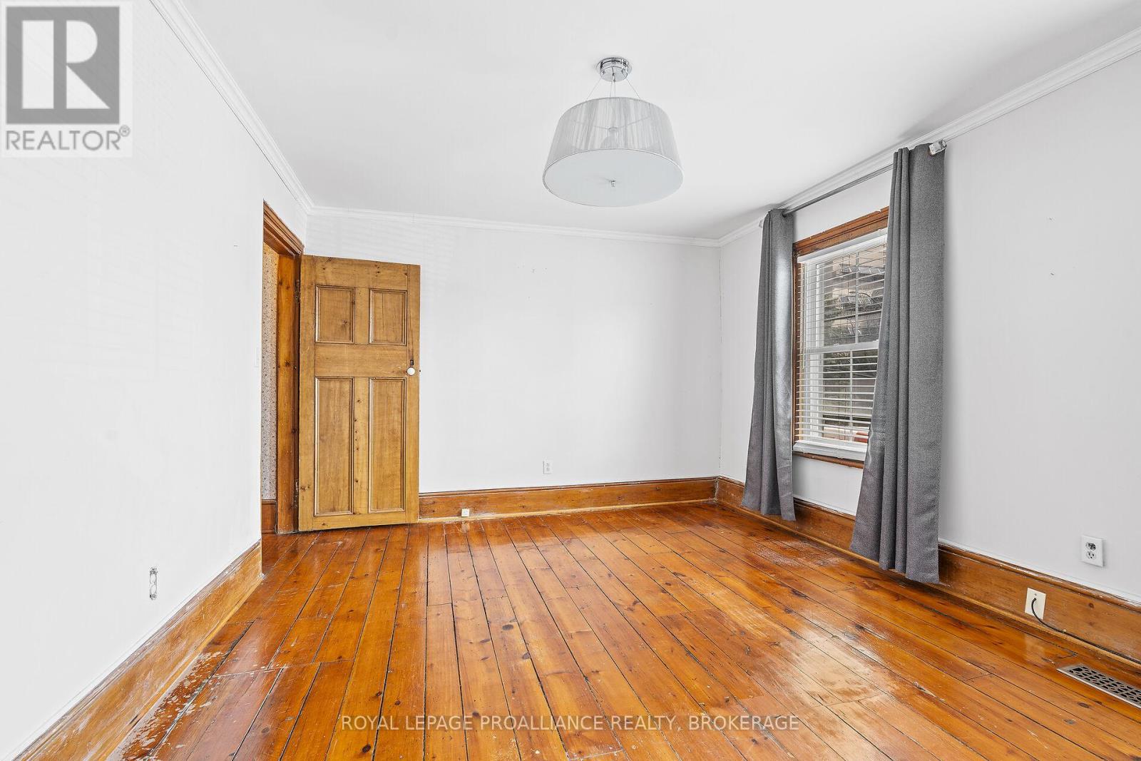 270 WELLINGTON STREET - 18