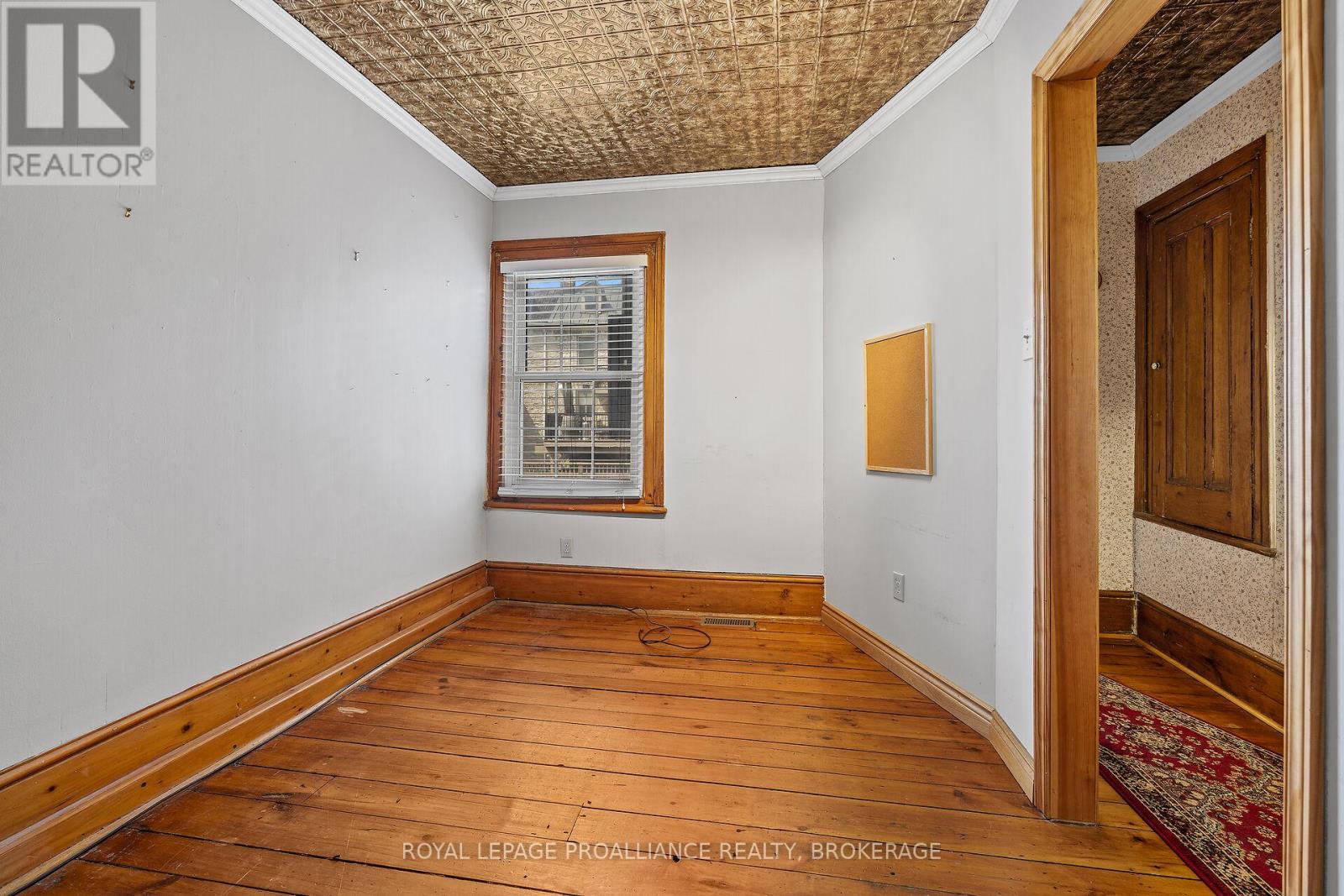 270 WELLINGTON STREET - 20