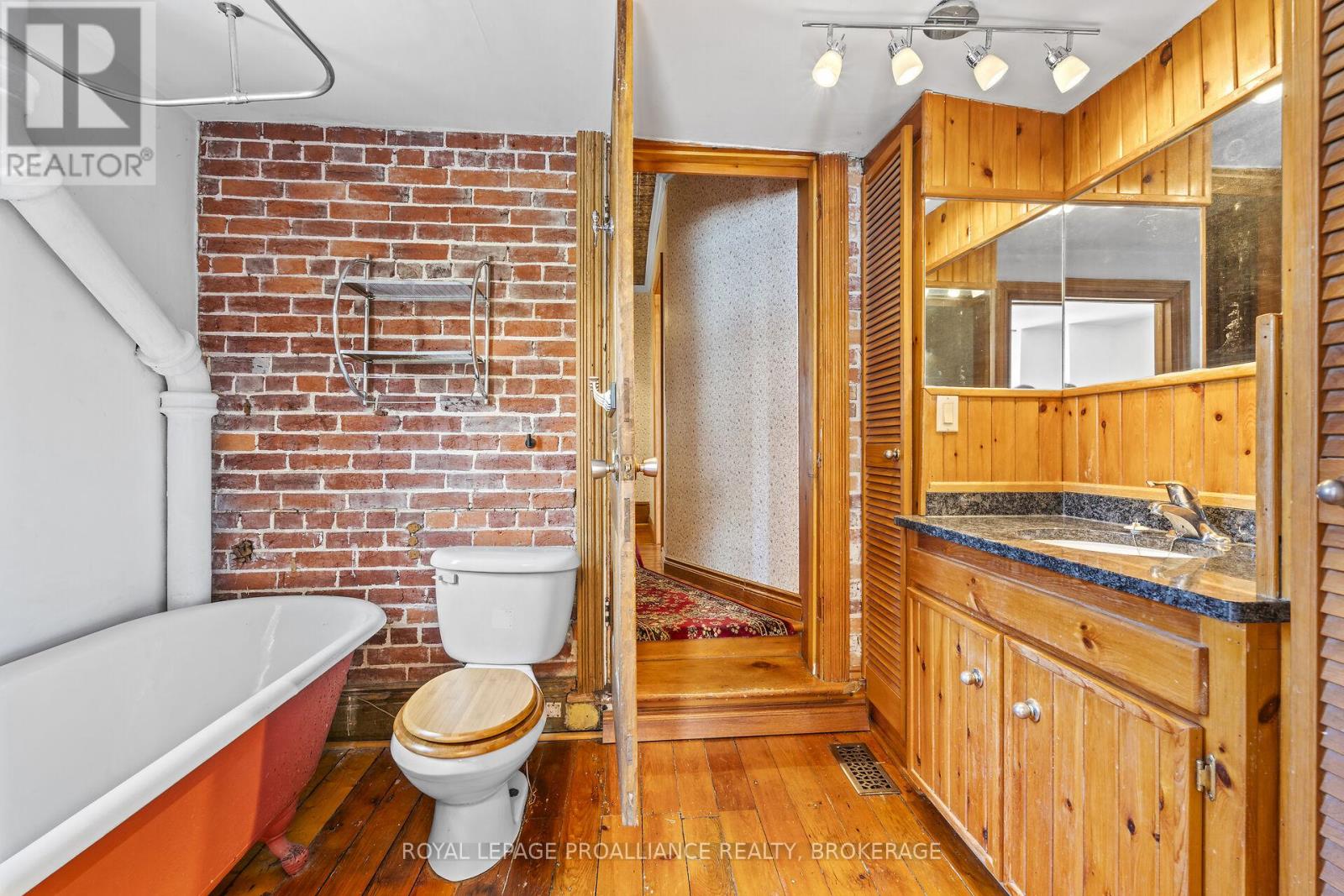 270 WELLINGTON STREET - 22
