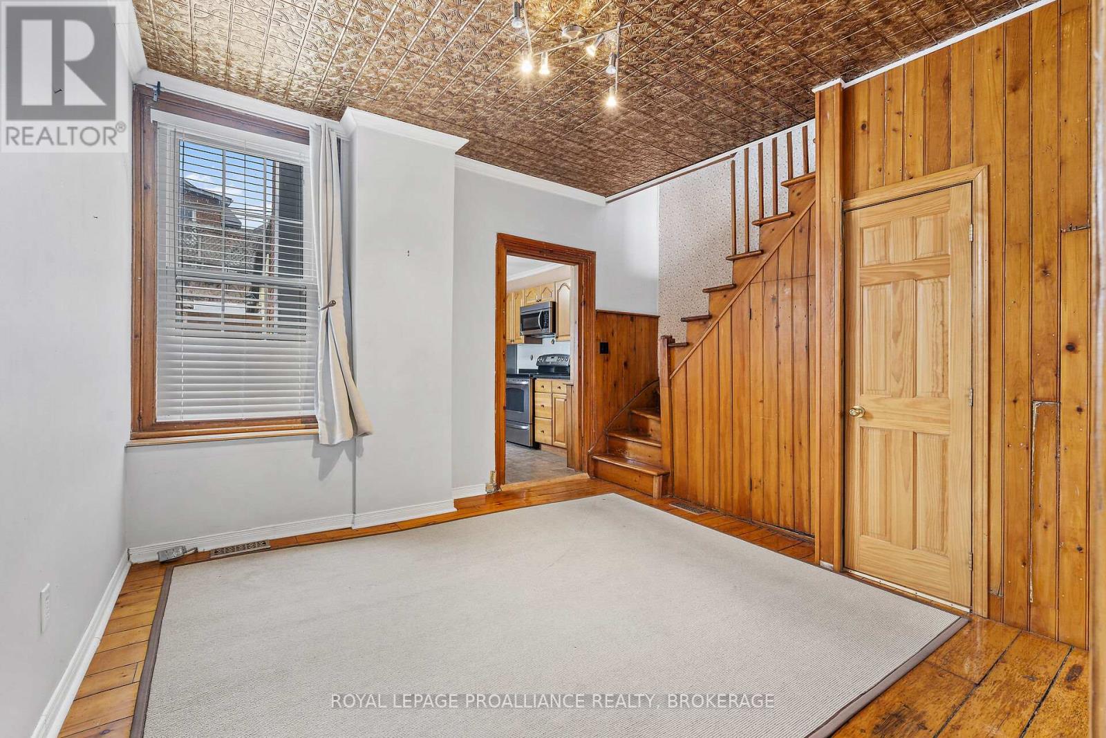 270 WELLINGTON STREET - 9