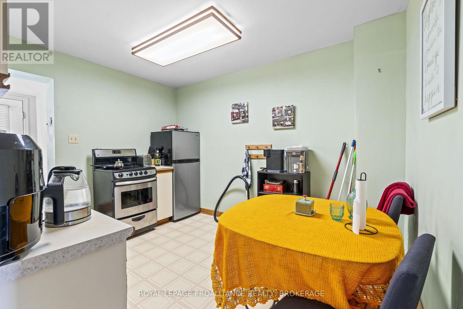 274 WELLINGTON STREET - 16