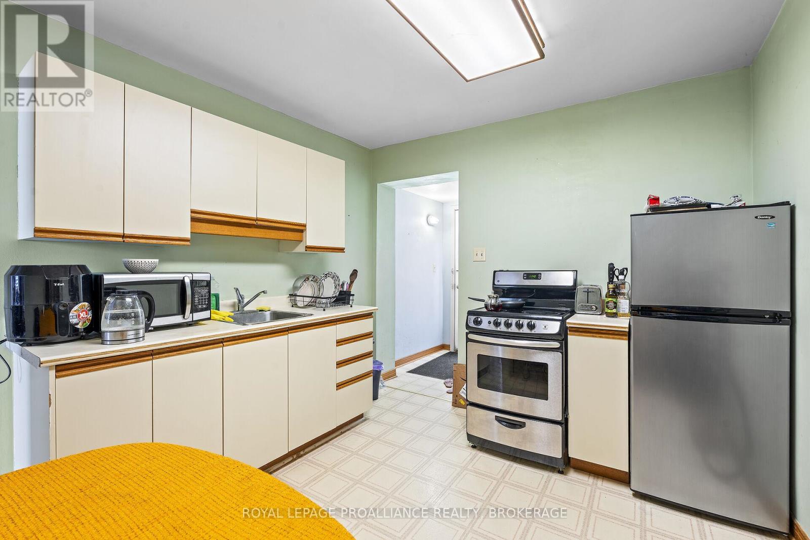 274 WELLINGTON STREET - 17