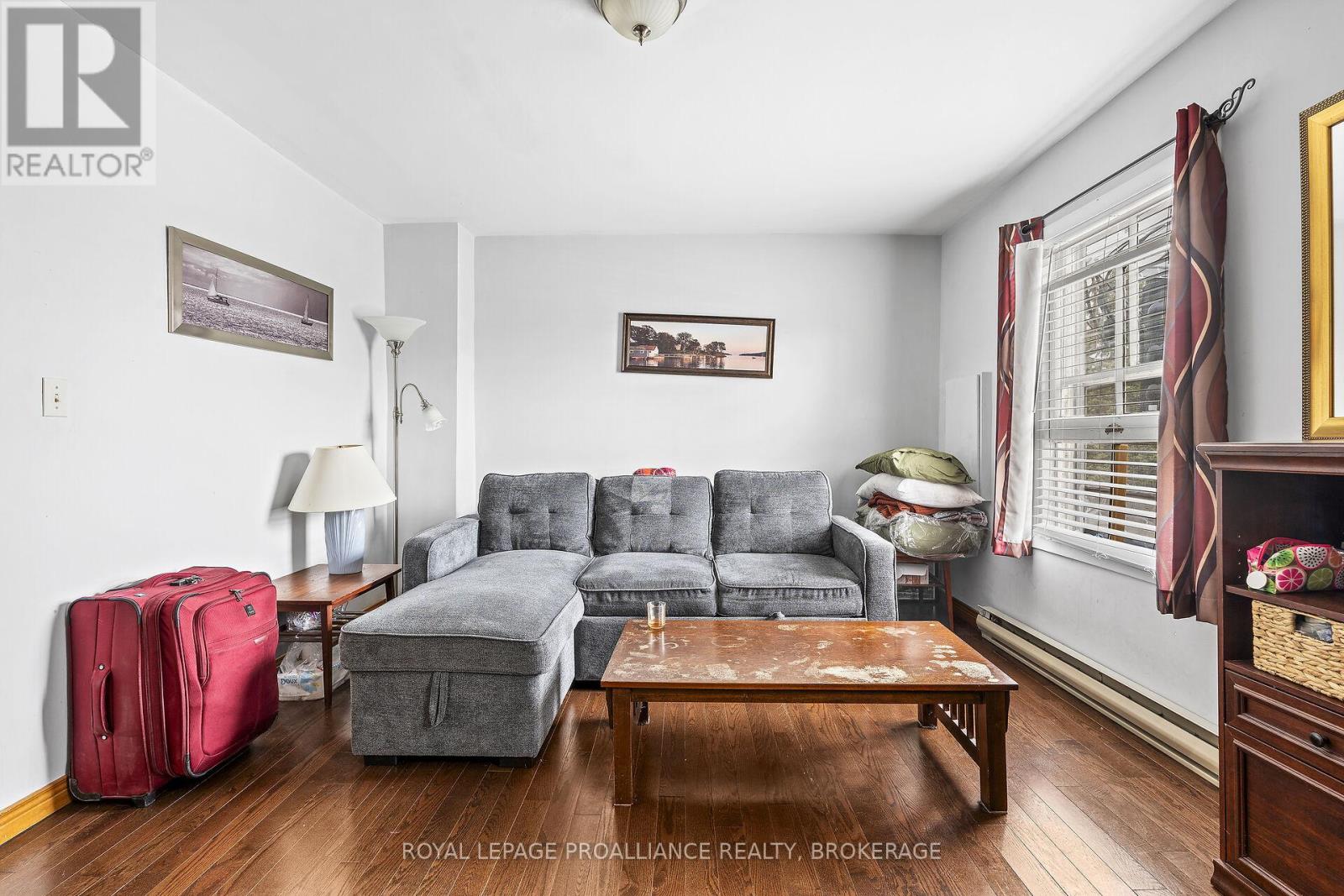 274 WELLINGTON STREET - 18