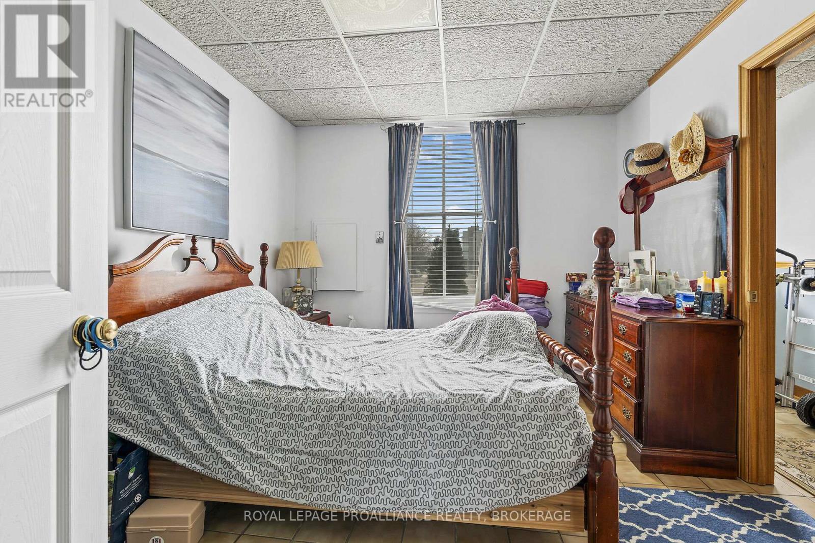 274 WELLINGTON STREET - 4