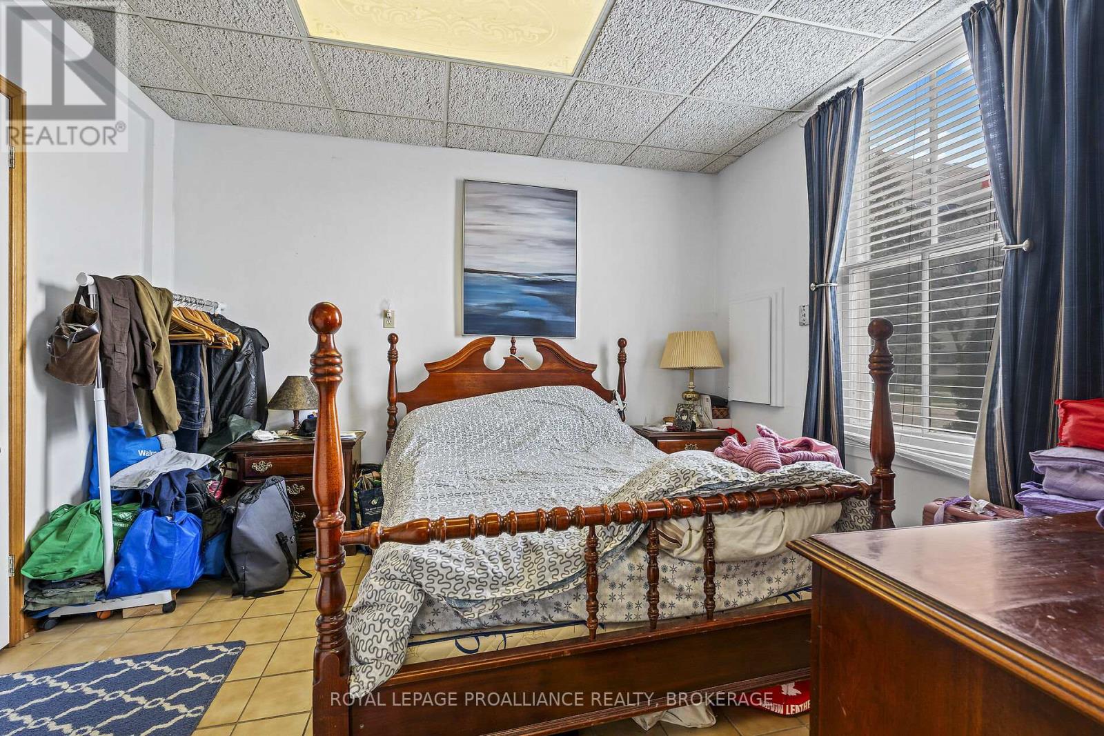 274 WELLINGTON STREET - 5