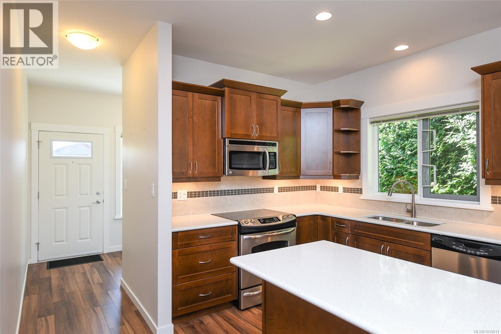 1 700 Lancaster Way, Comox