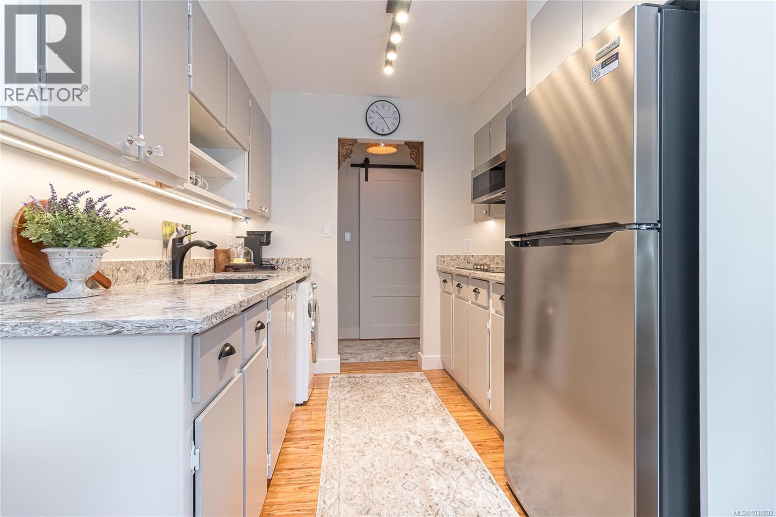 #101 2427 Amherst Ave - 10