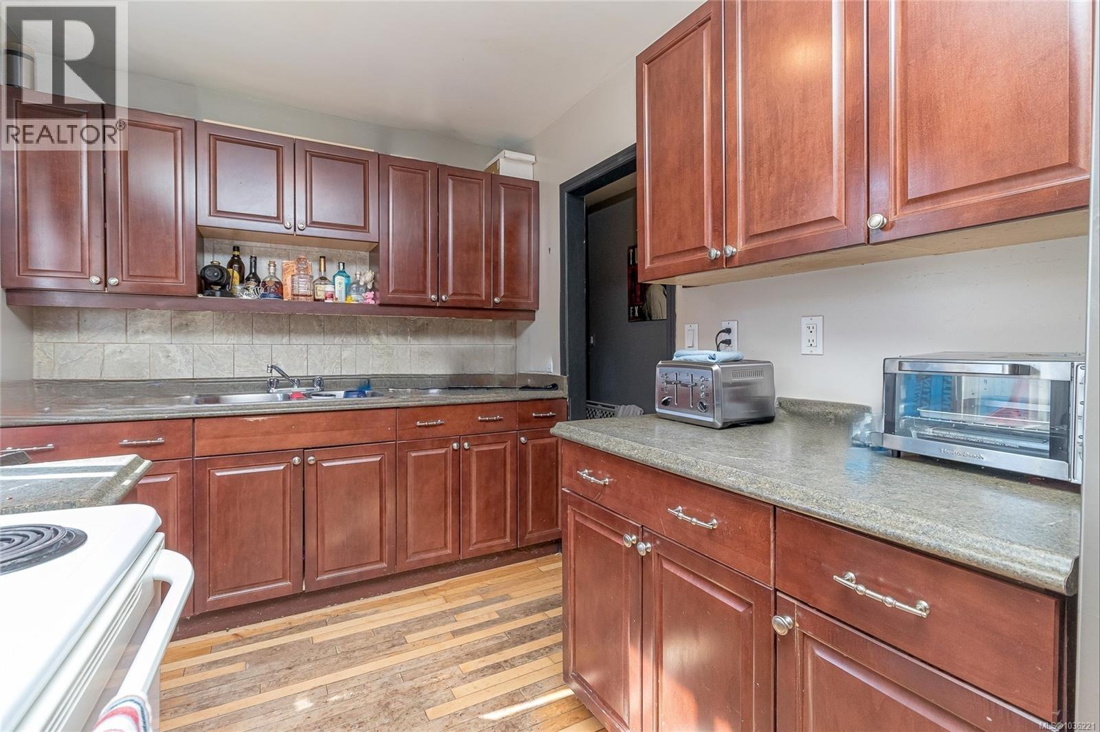 44 Arbutus St W - 15