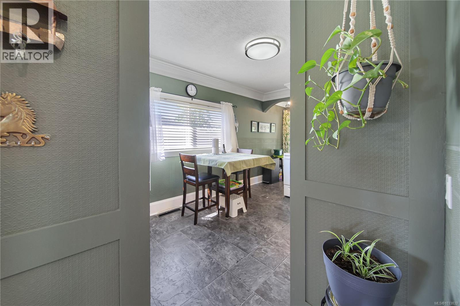 4964 Leslie Ave - 11