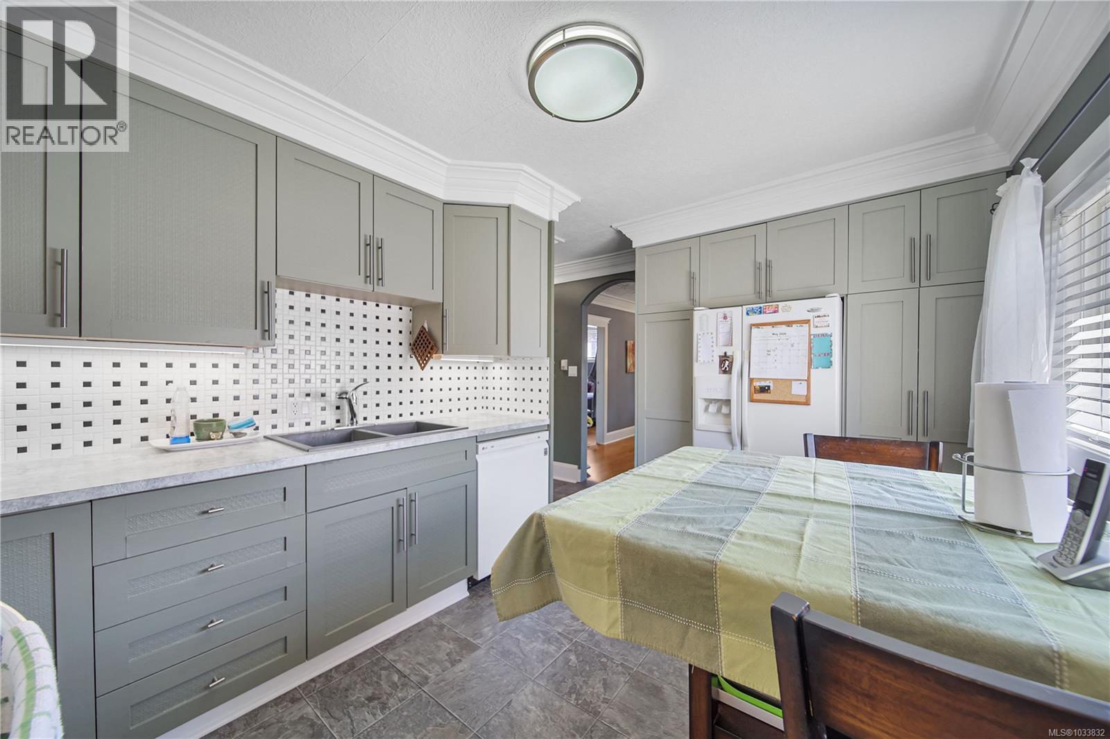 4964 Leslie Ave - 12