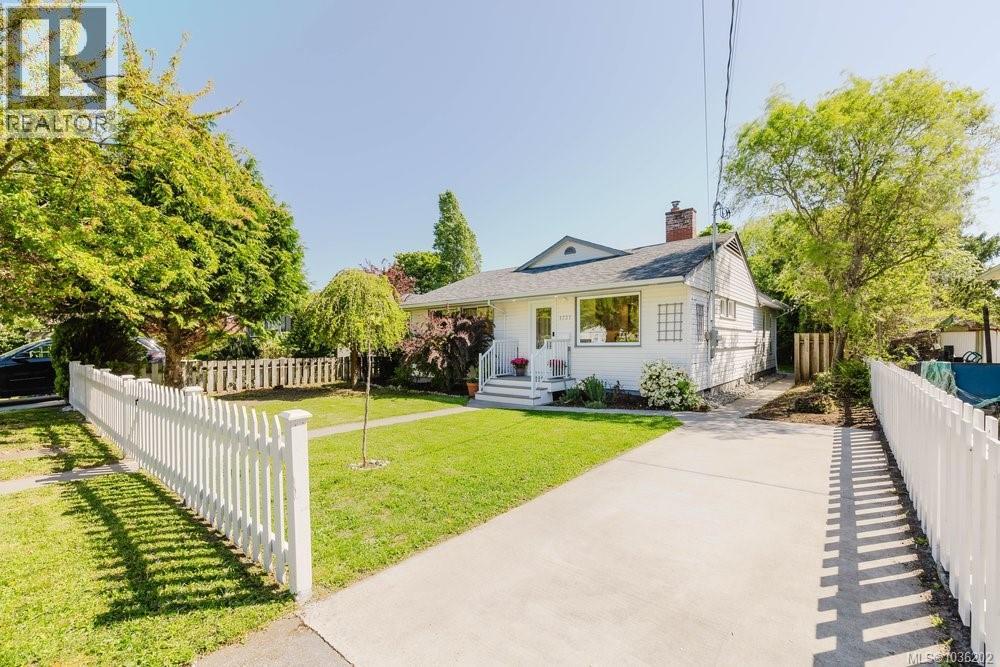  1737 Amphion Street, Victoria