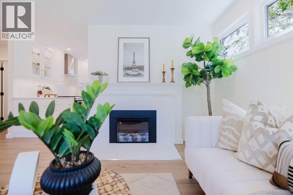 1737 Amphion Street, Victoria