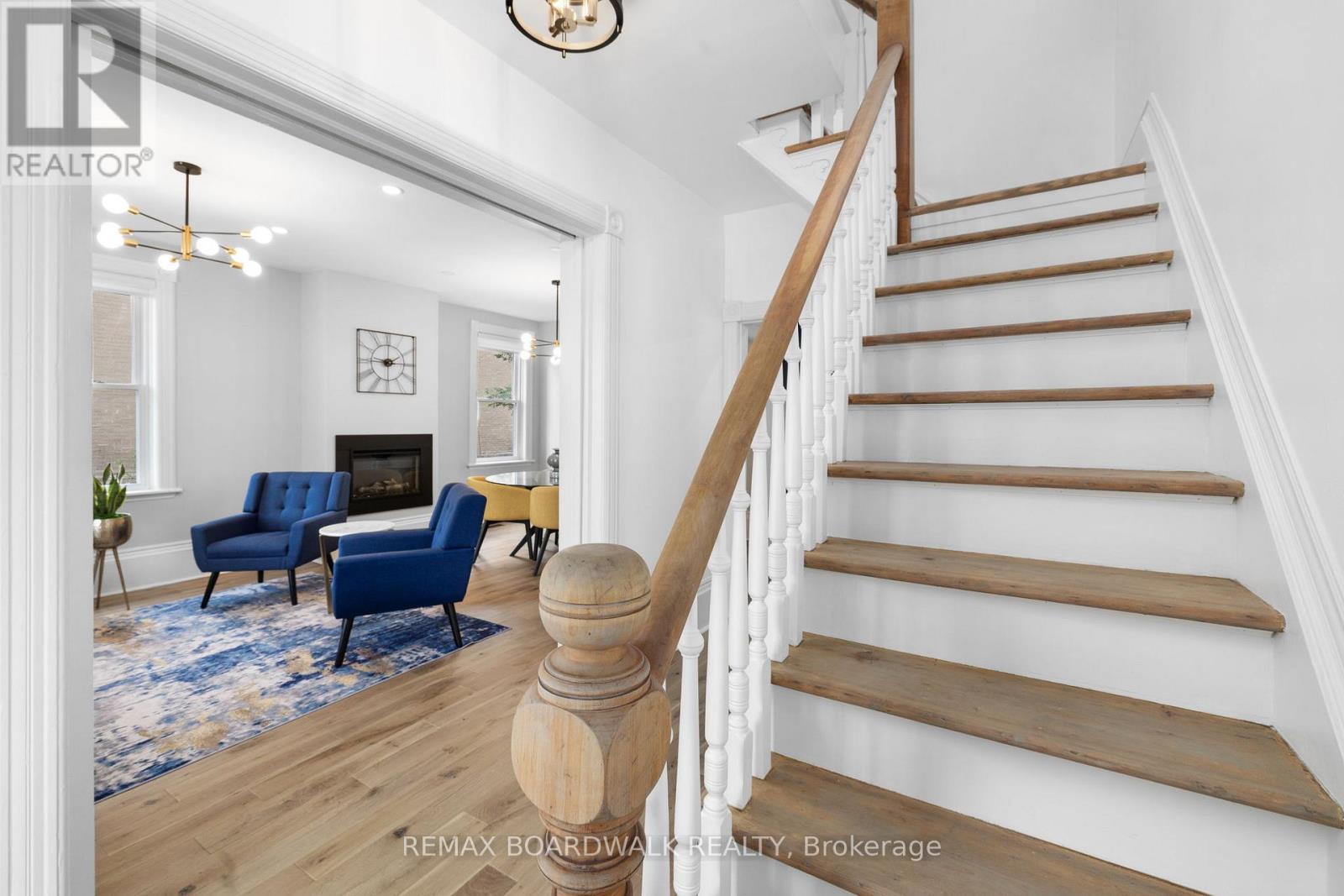 45 DRUMMOND STREET W - 19