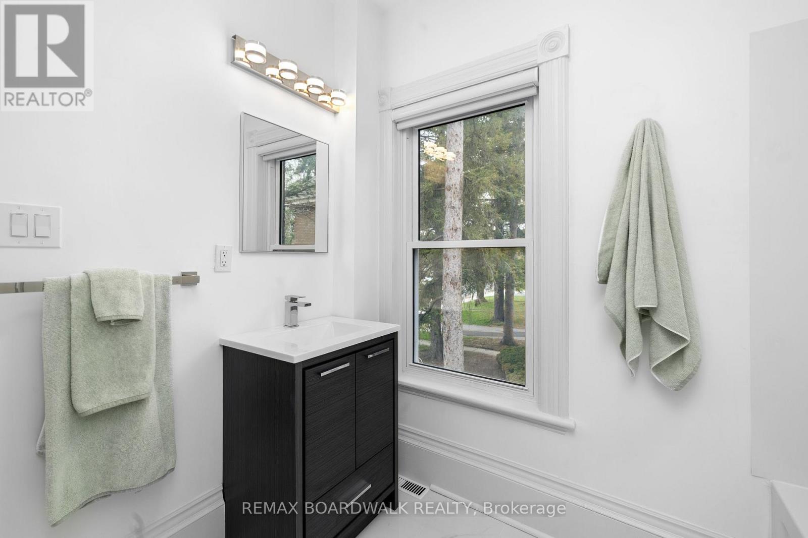 45 DRUMMOND STREET W - 27