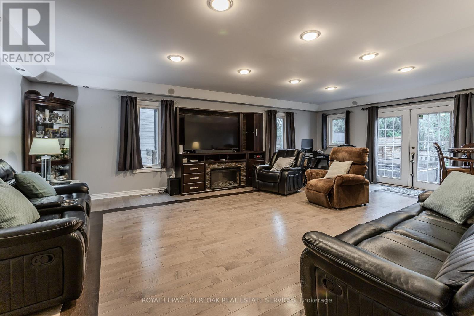 283 VILMA DRIVE - 21