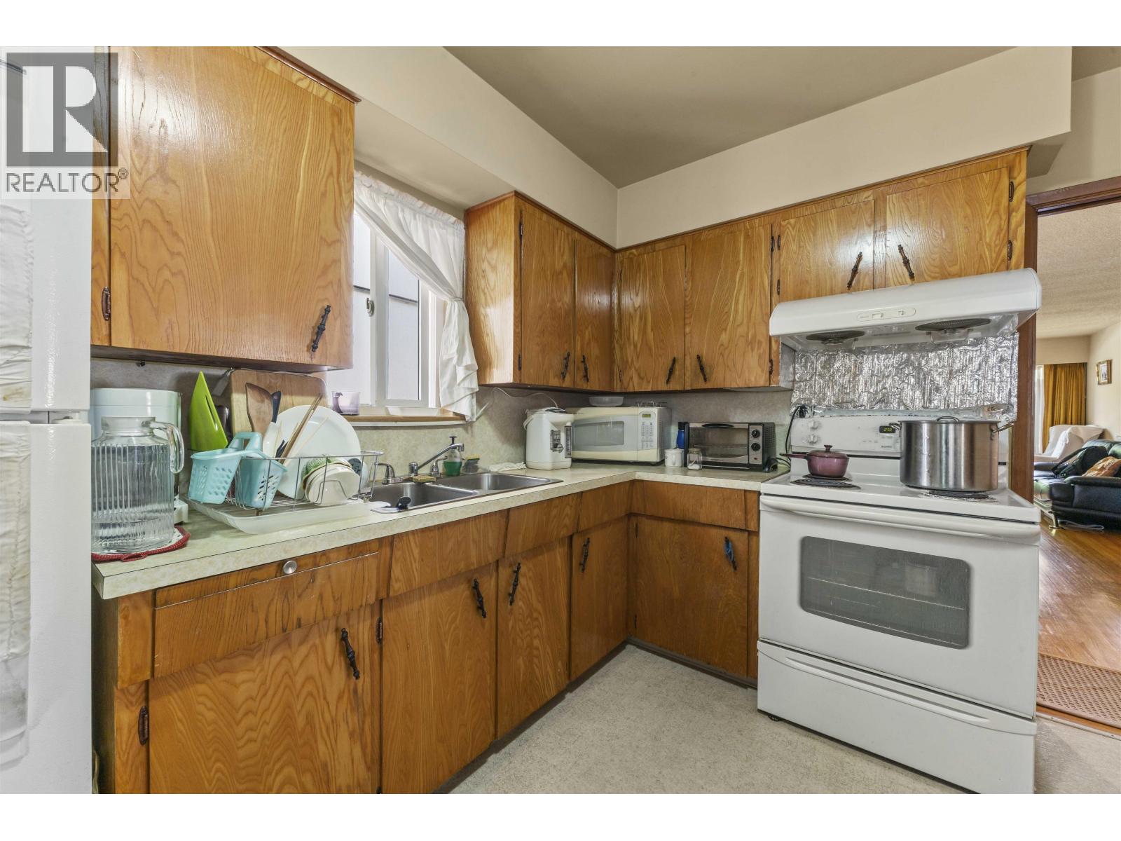 6 Bed, 2 Bath House for Sale in Vancouver – 2666 WAVERLEY AVENUE, Vancouver - Image 3