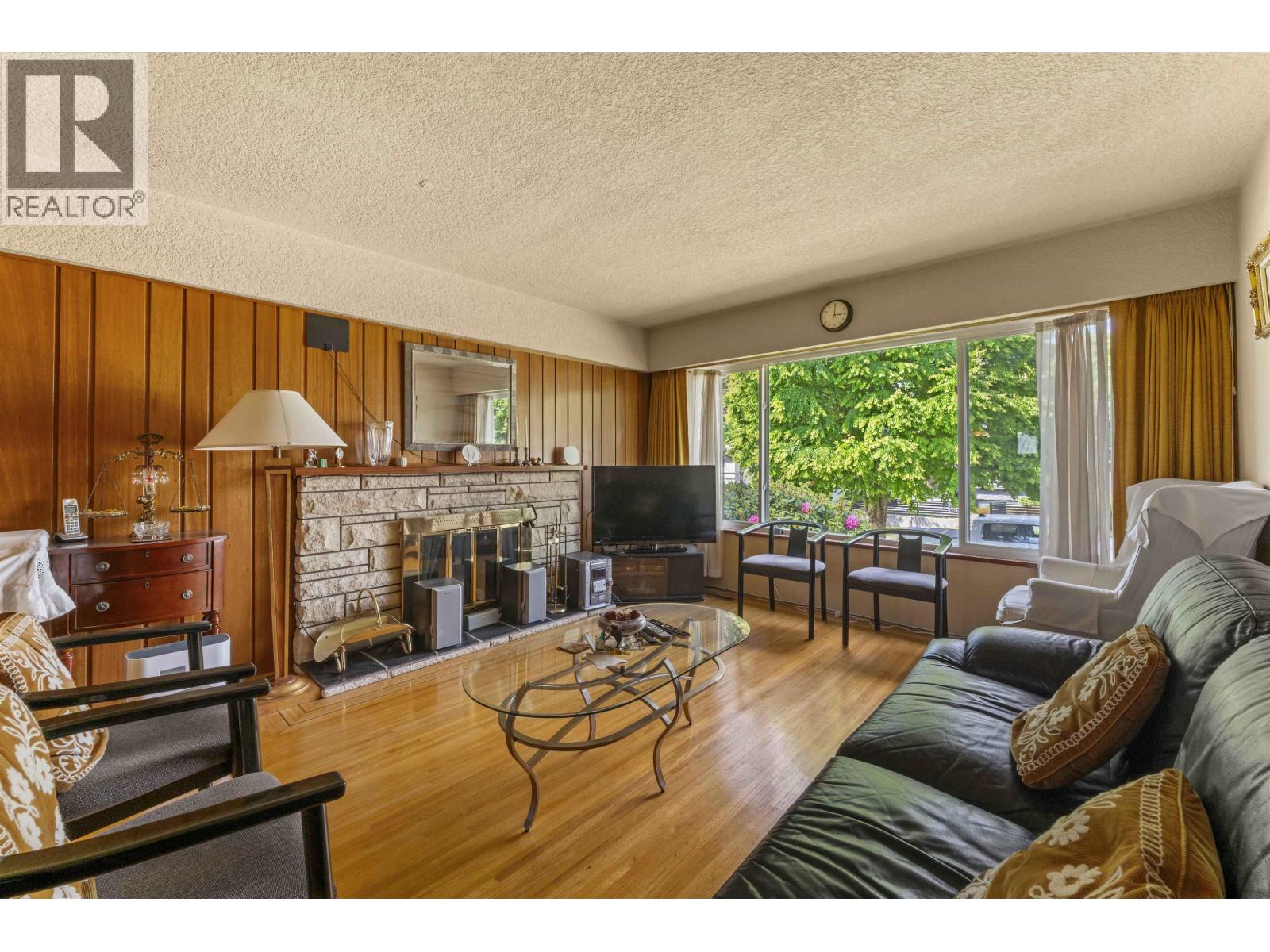 6 Bed, 2 Bath House for Sale in Vancouver – 2666 WAVERLEY AVENUE, Vancouver - Image 2