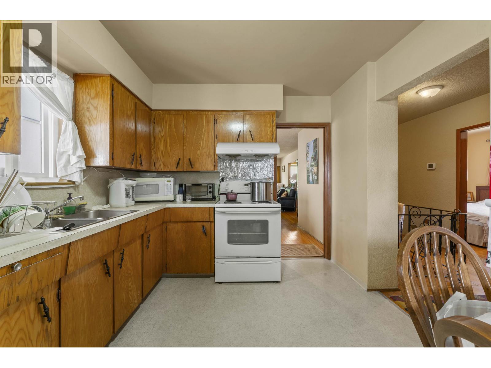 6 Bed, 2 Bath House for Sale in Vancouver – 2666 WAVERLEY AVENUE, Vancouver - Image 21