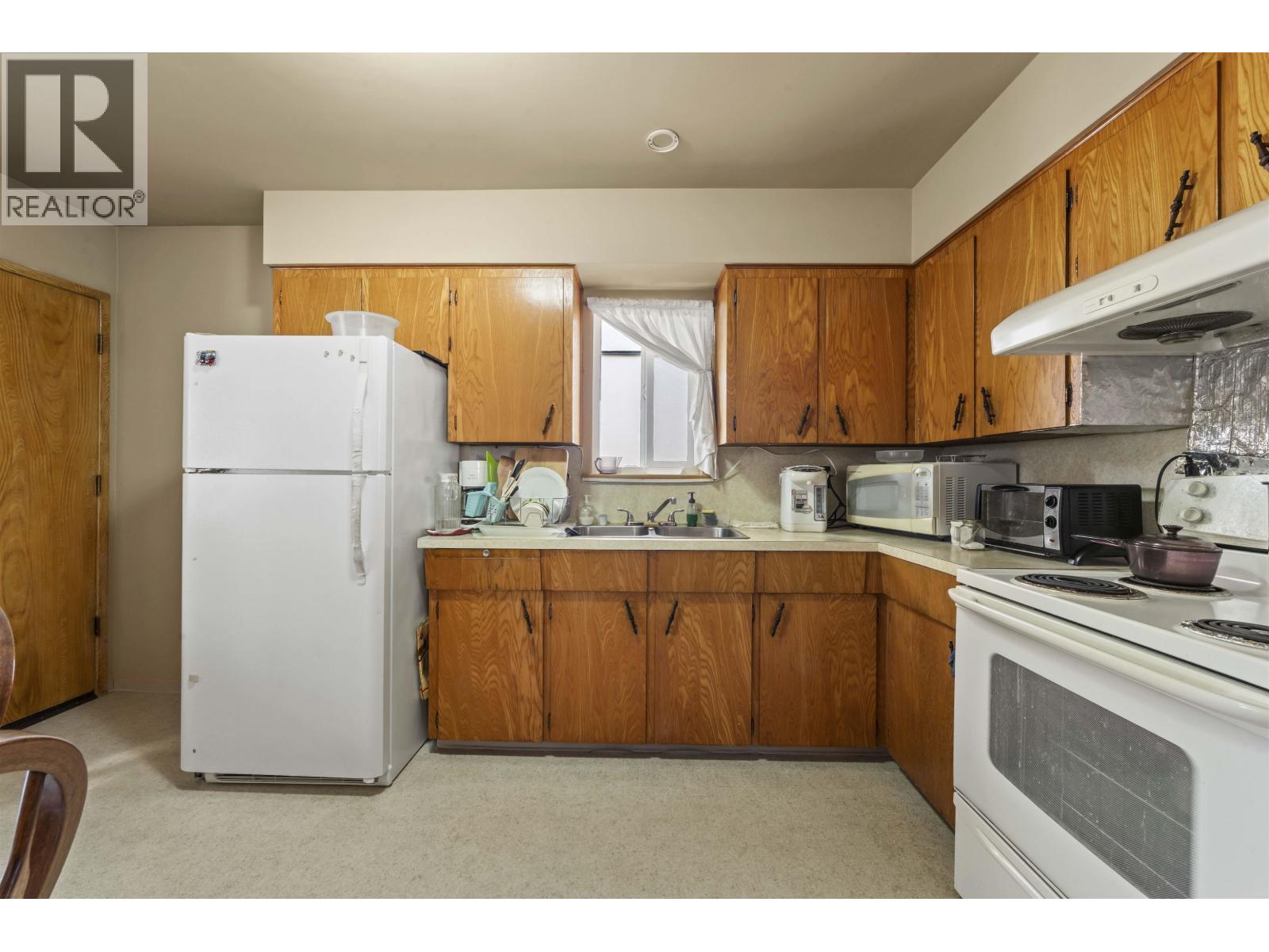 6 Bed, 2 Bath House for Sale in Vancouver – 2666 WAVERLEY AVENUE, Vancouver - Image 7