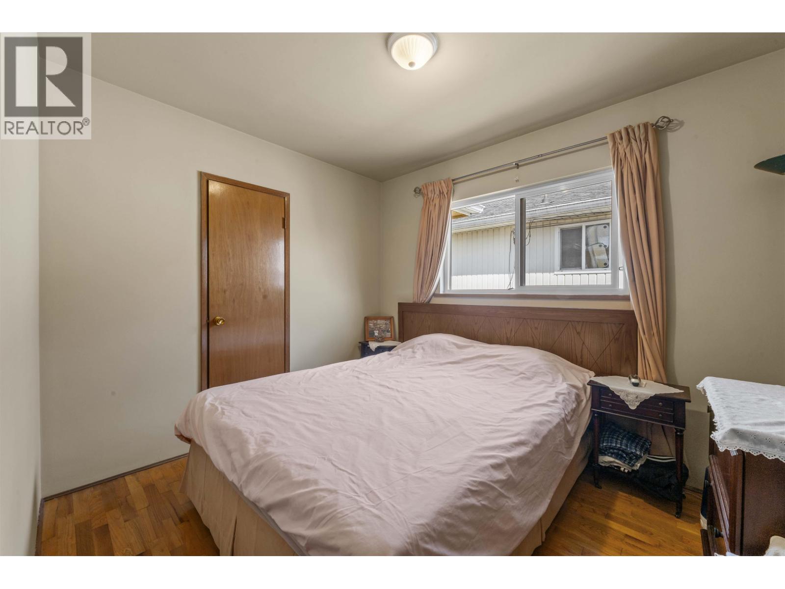 6 Bed, 2 Bath House for Sale in Vancouver – 2666 WAVERLEY AVENUE, Vancouver - Image 10