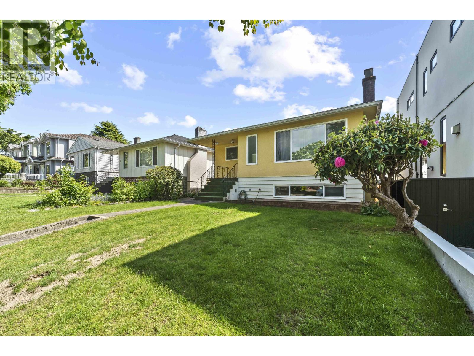 6 Bed, 2 Bath House for Sale in Vancouver – 2666 WAVERLEY AVENUE, Vancouver - Image 29
