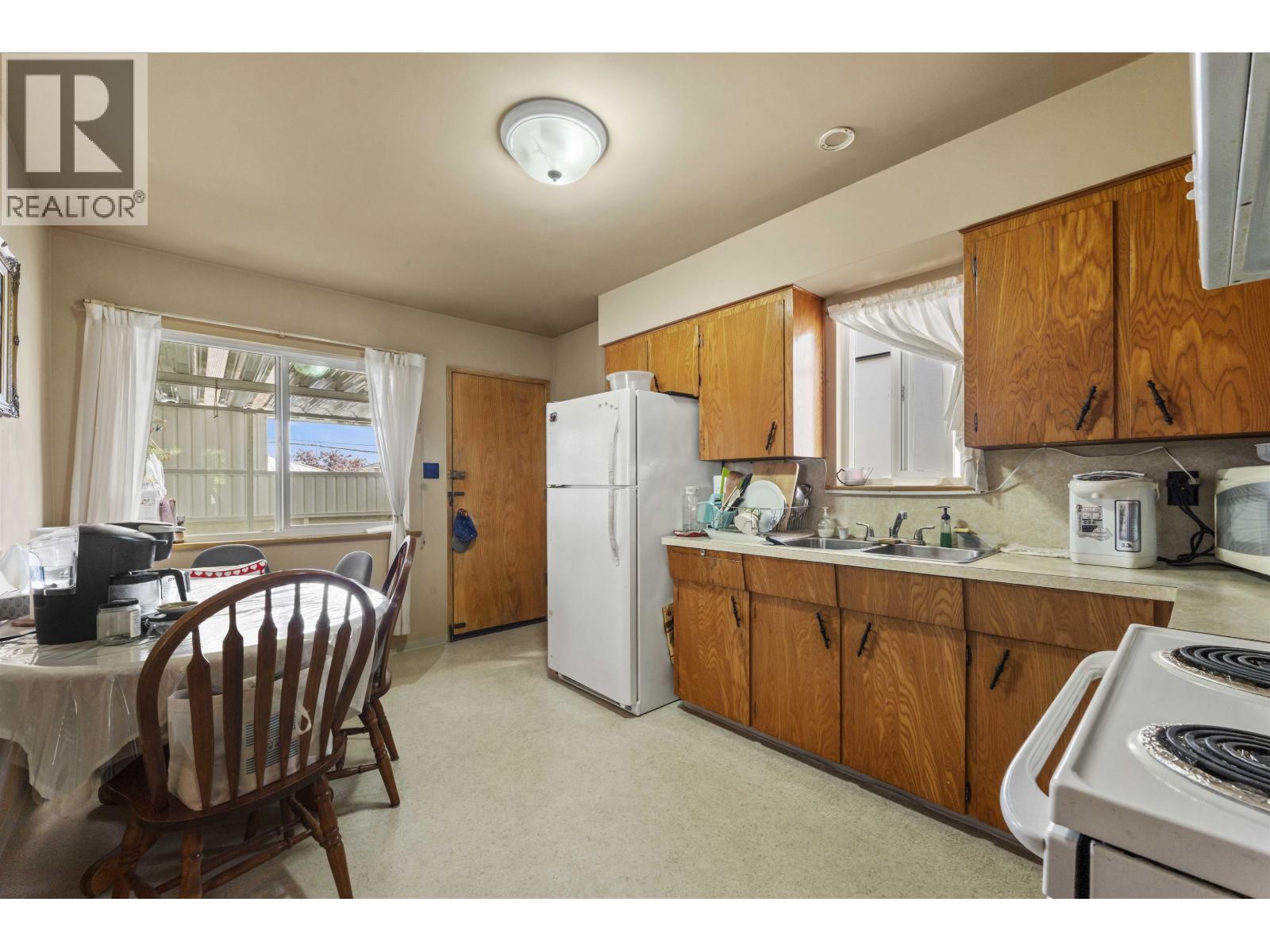 6 Bed, 2 Bath House for Sale in Vancouver – 2666 WAVERLEY AVENUE, Vancouver - Image 25