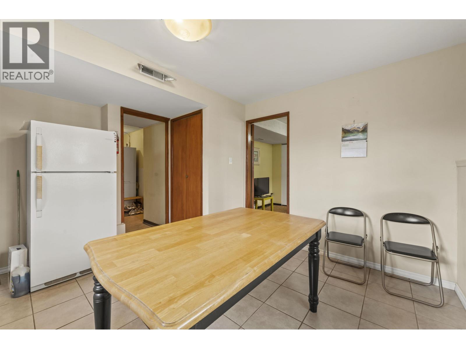 6 Bed, 2 Bath House for Sale in Vancouver – 2666 WAVERLEY AVENUE, Vancouver - Image 6