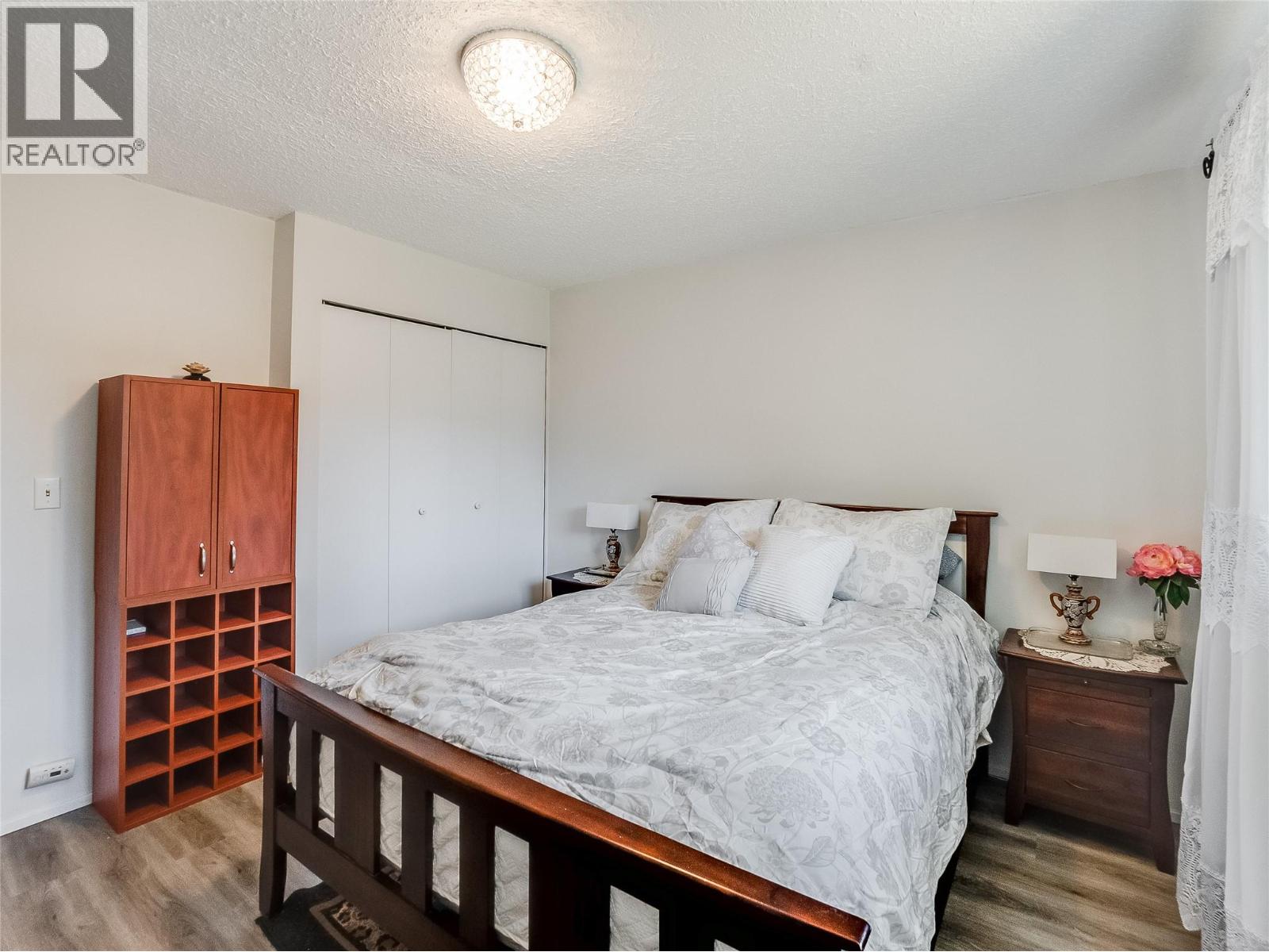1937 RIVERSIDE Crescent - 23