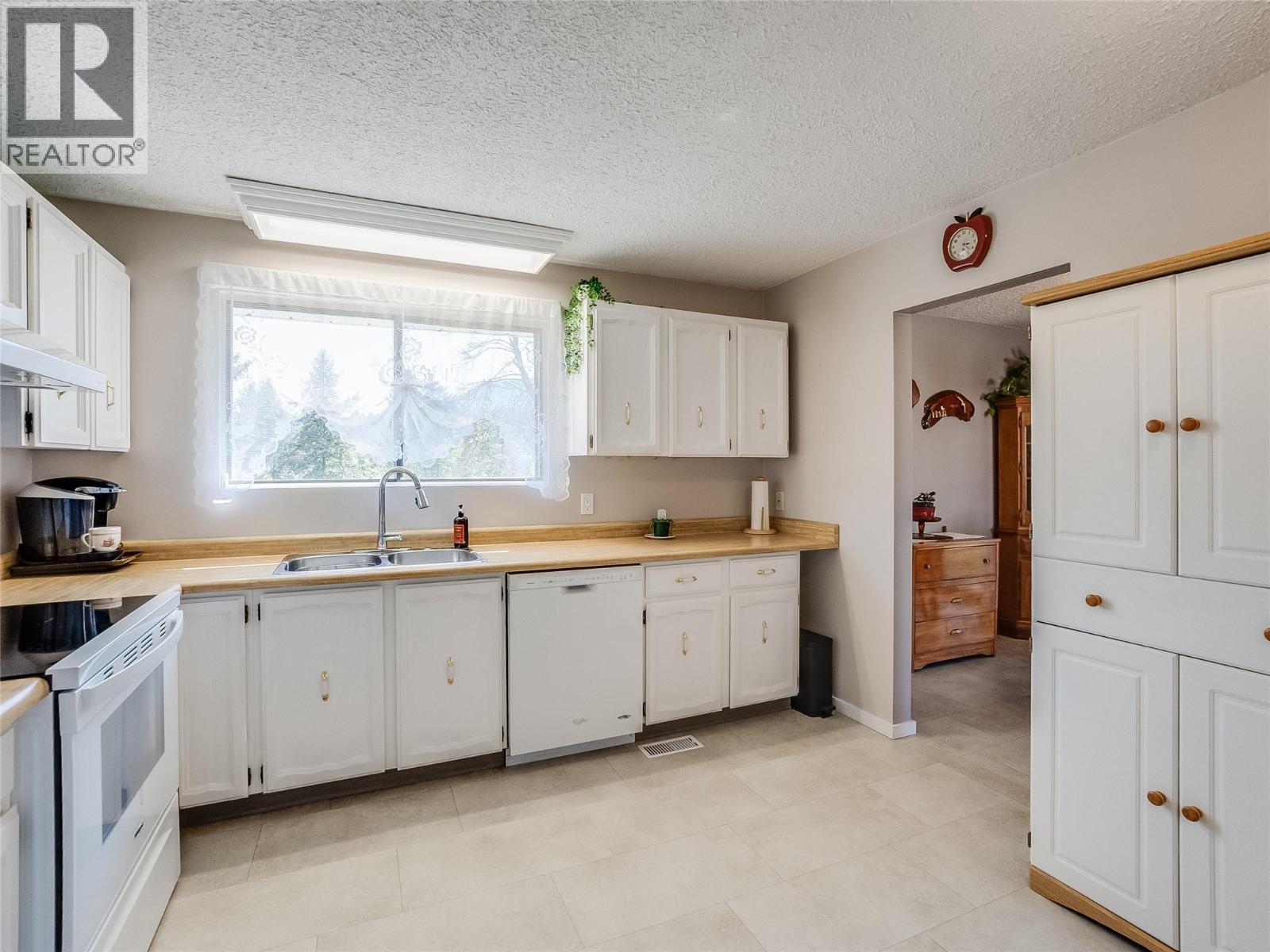 1937 RIVERSIDE Crescent - 5