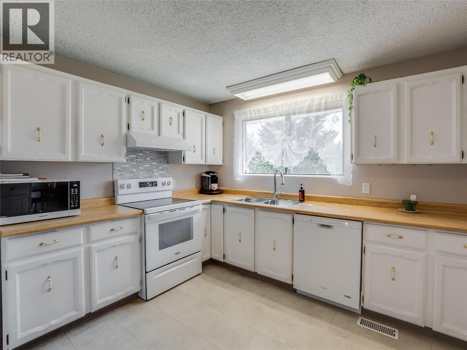 1937 RIVERSIDE Crescent - 6