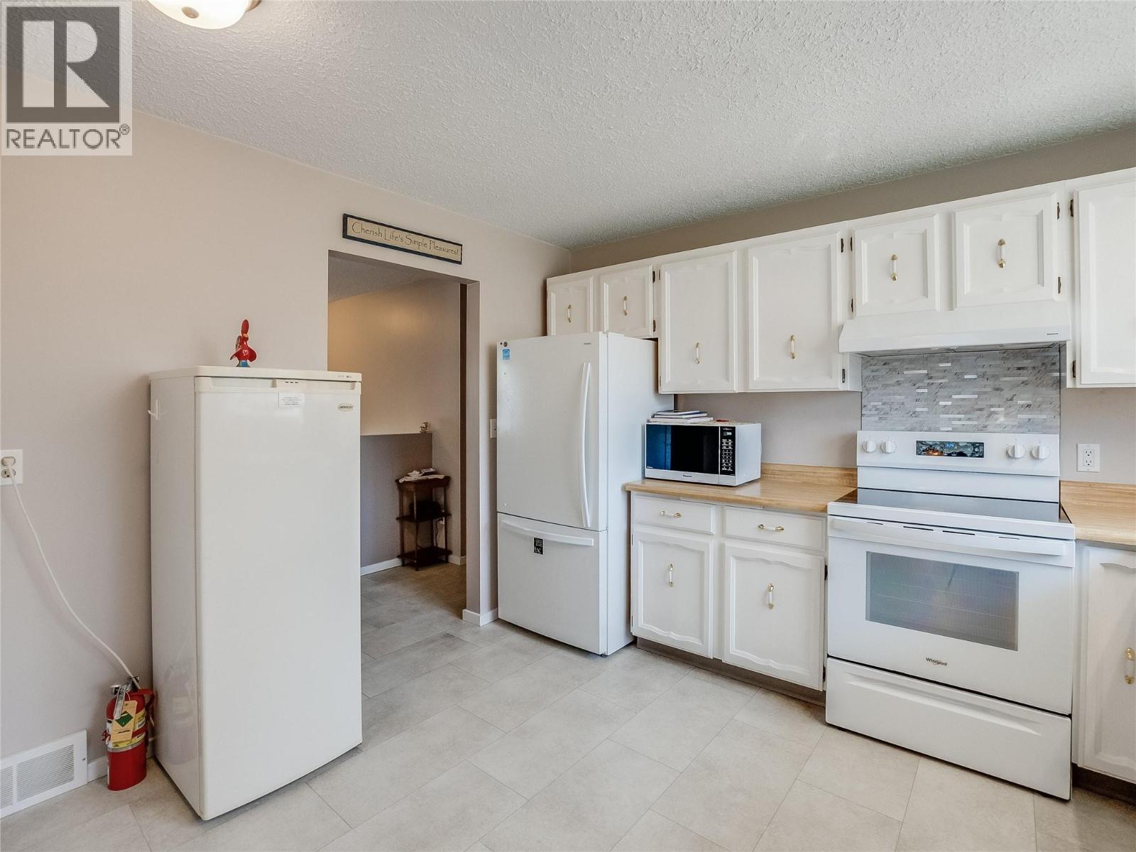 1937 RIVERSIDE Crescent - 8
