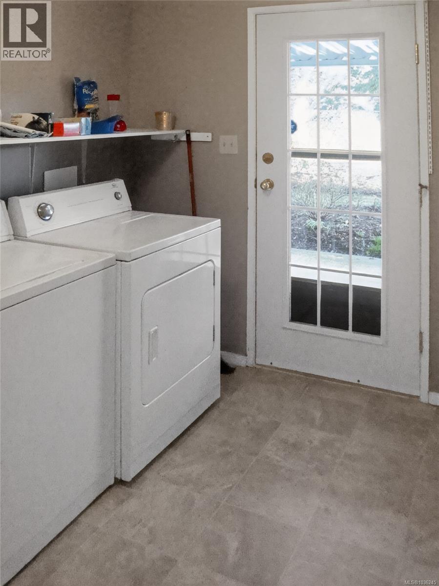 1568 Marine Cir - 11