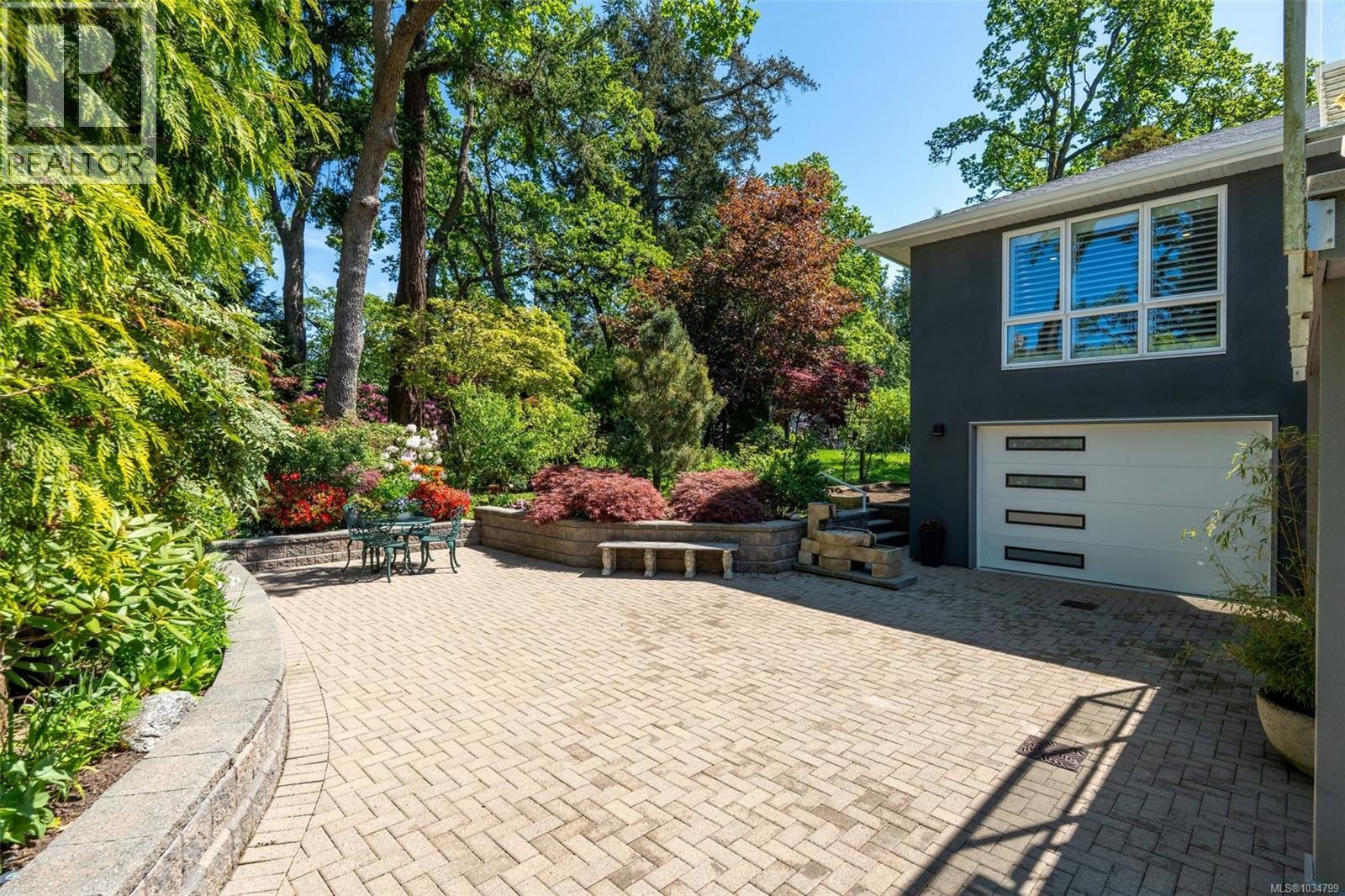  3913 Ascot Drive, Saanich