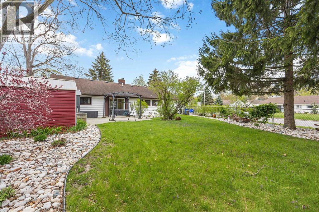 866 BURR STREET, Sarnia, Ontario, N7V2Y4 — Photo 2