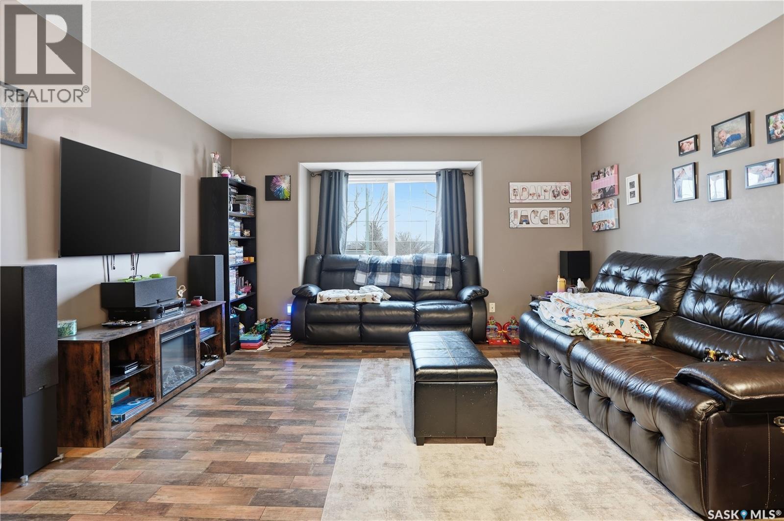 1068 Athabasca STREET W - 11