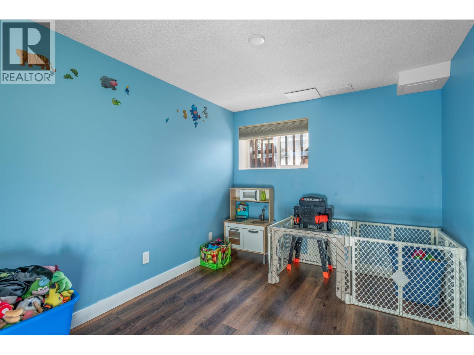 681 TAY CRESCENT - 25
