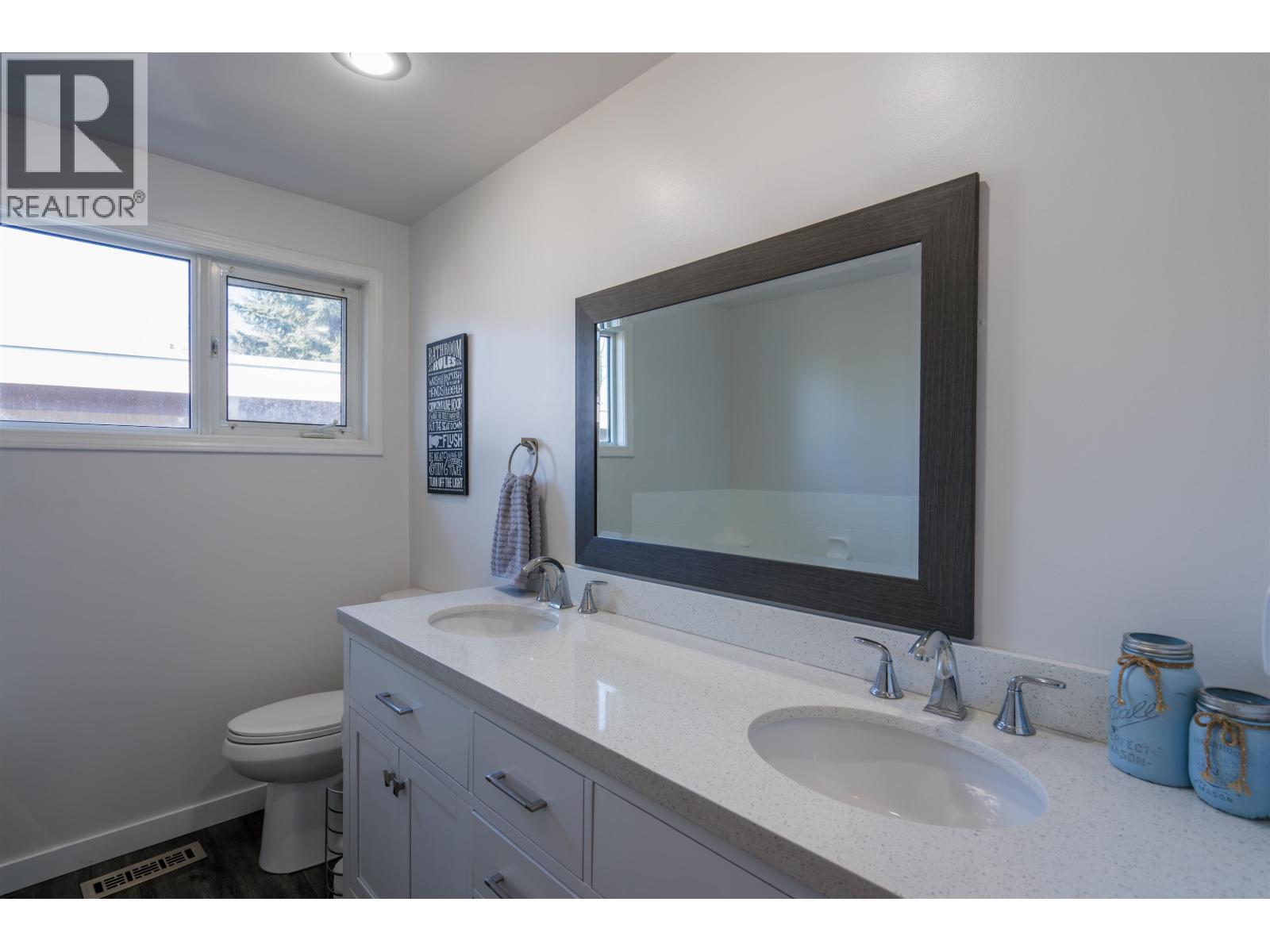 681 TAY CRESCENT - 21