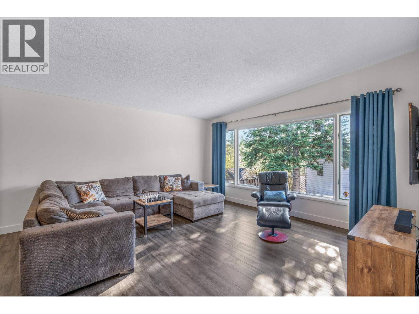 681 TAY CRESCENT - 13