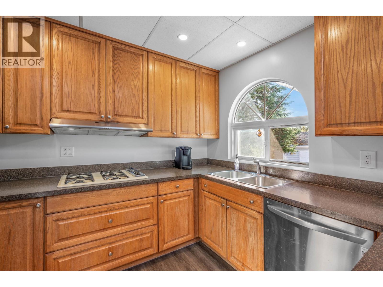681 TAY CRESCENT - 9