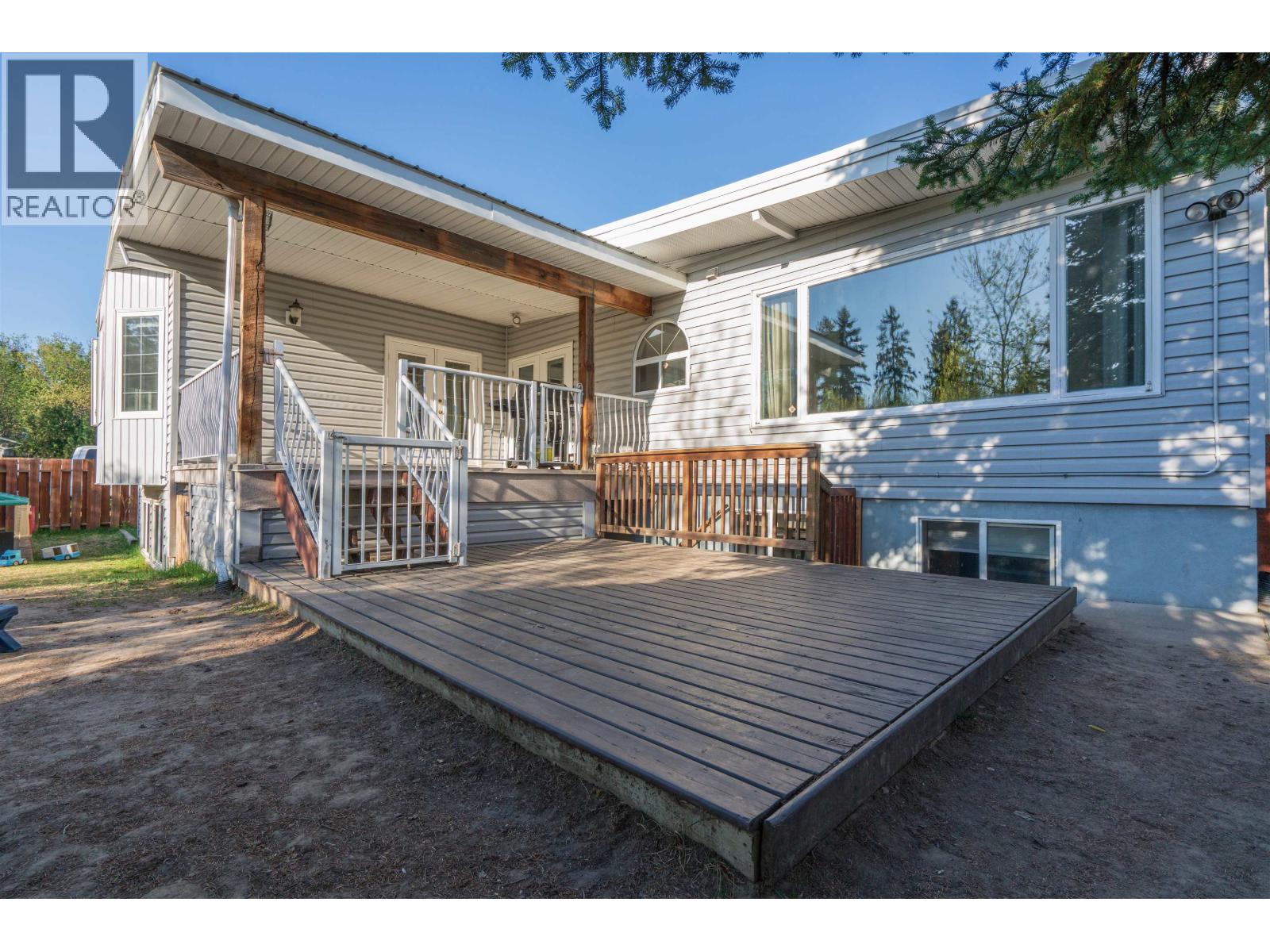 681 TAY CRESCENT - 37